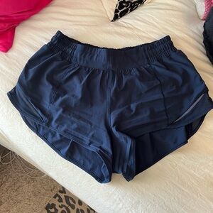 Lululemon hotty hot shorts 2.5”